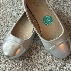 EUC Girls Shimmery silver flats Size 1